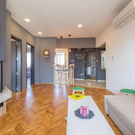 Artistic & Spacious 2bd By Flat Mаnager