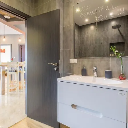 Artistic & Spacious 2bd By Flat Mаnager דירה